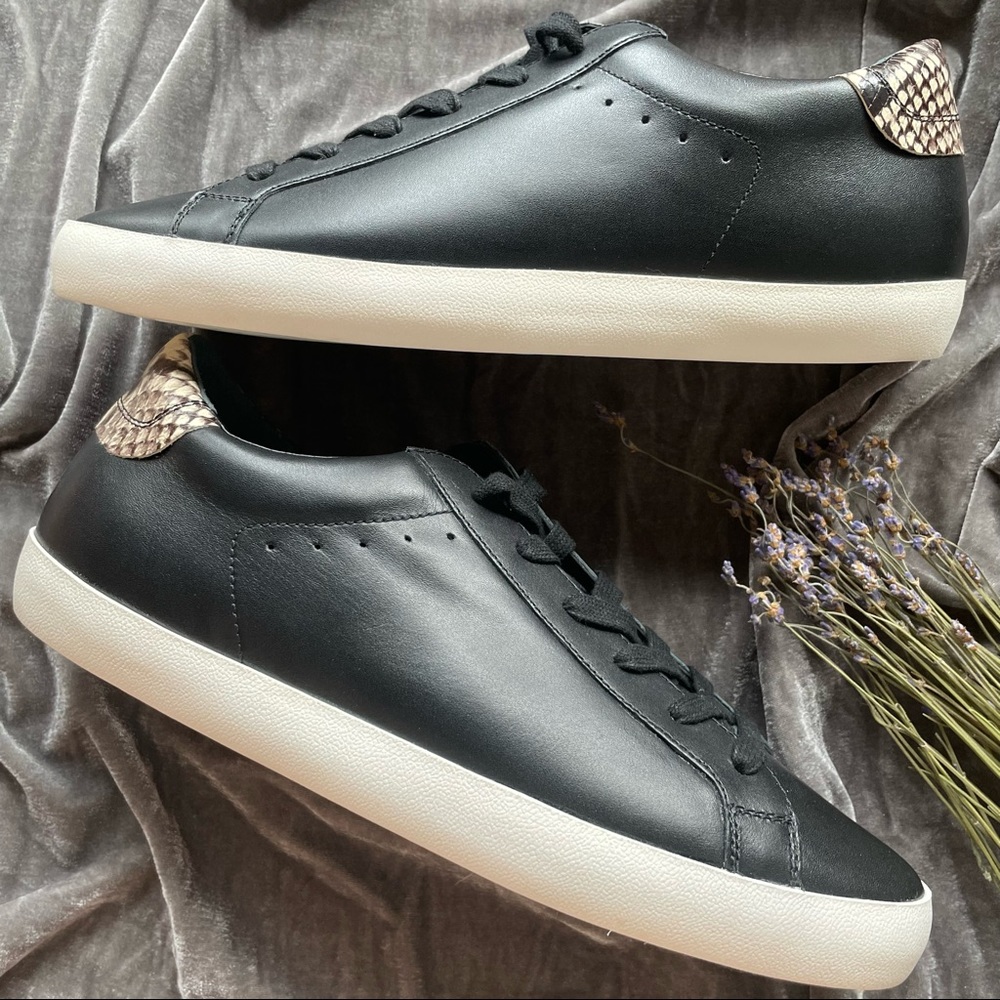 NEW Banana Republic Essential Sneaker